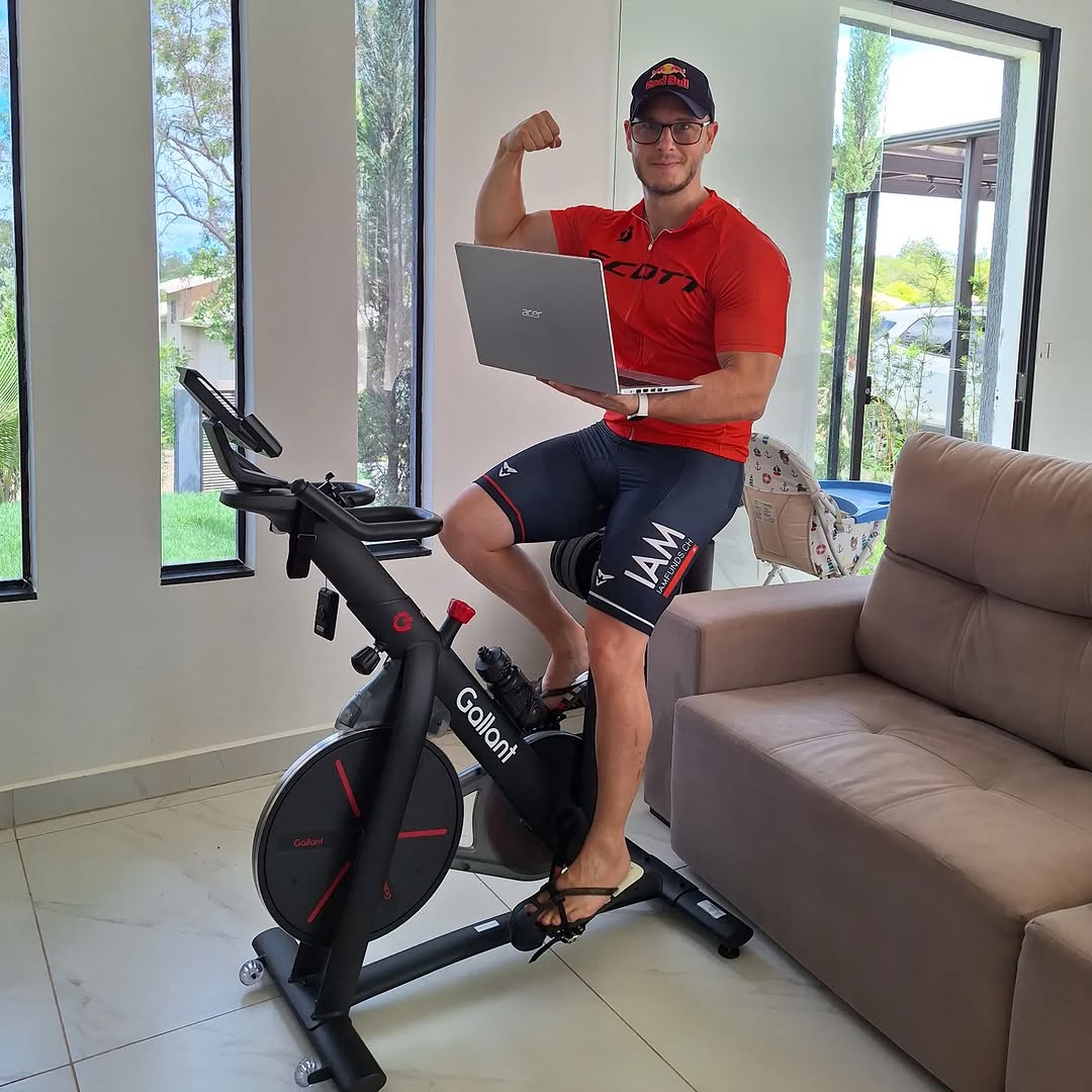 Felipe em treino indoor de bike