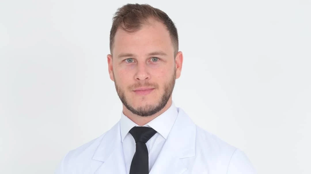Felipe Malafaia, nutricionista, em retrato profissional com jaleco